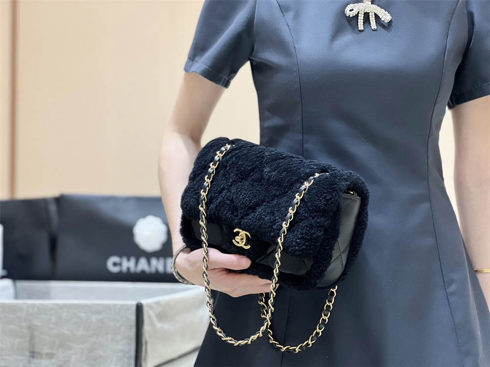 Chanel Flap bag, Shearling lambskin & gold-tone metal AS514900 Size 16*23.5*7.5cm 2025 new 